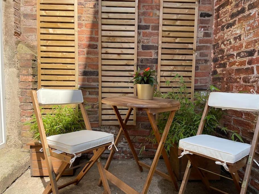 4@no.4. A Cosy Spot For 4 And One Furry Friend *